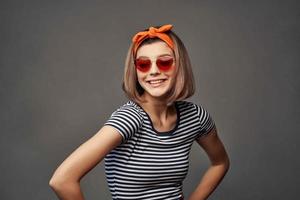 donna con fascia per capelli occhiali da sole in posa moda ritagliata Visualizza foto