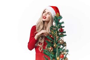 gioioso donna decora Natale albero tradizione Natale vacanza foto