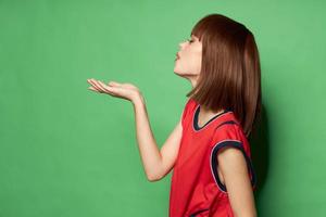 gratuito posto donne nel un' rosso camicia gesticolando con loro mani foto