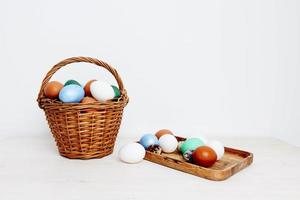 Pasqua vacanza dipinto uova nel cestino e su lavagna foto