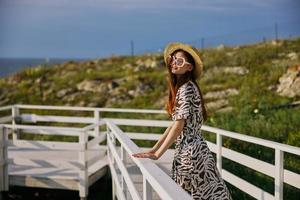 bella donna passeggiare all'aperto ricreazione paesaggio natura foto