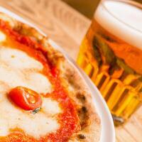 Pizza margherita e birra ai foto