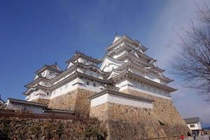 himeji castello, osaka, Giappone, 2019 - himeji castello nel primavera circondato di sakura ciliegia fiorire prese a partire dal il castello terra foto