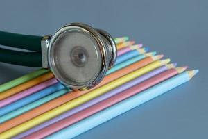 campione di colorato matite e un' stetoscopio che rappresentano il pediatrico medico foto