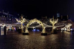 strade a notte con decorazioni per Natale varsavia Polonia nel il città centro foto