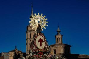 cristiano celebrazione nel saragozza, Spagna, nel il octernik firga nel fiori contro il cielo foto