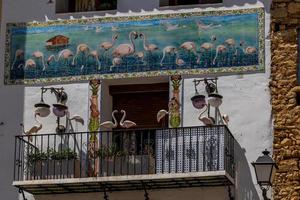 originale residenza con rosa fenicotteri nel Calpe, punto di riferimento Spagna foto