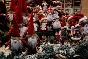 felpa Natale elfi nel rosso cappelli sfondo foto