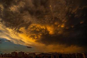 naturale sfondo con sorprendente originale pioggia tempesta nuvole su estate giorno foto