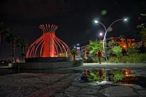 notte Visualizza di il Turco città di alanya con luci su il collina foto