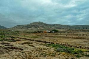 vuoto misterioso montagnoso paesaggio a partire dal il centro di il canarino isola spagnolo Fuerteventura con un' nuvoloso cielo foto