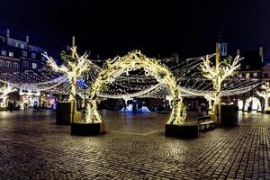 strade a notte con decorazioni per Natale varsavia Polonia nel il città centro foto