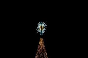 d'oro luminoso Natale albero decorazione su nero sfondo alicante Spagna foto