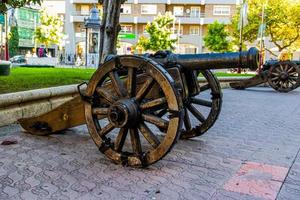 vecchio antico cannone nel il città di saragozza, Spagna foto