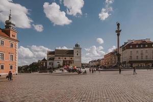 paesaggio a partire dal il piazza di il vecchio cittadina di varsavia nel Polonia con il reale castello e condominio case foto