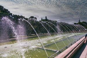 urbano paesaggio di il spagnolo città di saragozza su un' caldo primavera giorno con fontane nel il punto di riferimento parco foto