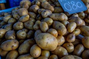 maturo spagnolo salutare patate su un' mercato In piedi foto