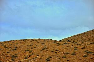 vuoto misterioso montagnoso paesaggio a partire dal il centro di il canarino isola spagnolo Fuerteventura con un' nuvoloso cielo foto