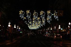 Natale illuminazioni nel alicante Spagna nel il strade a notte foto