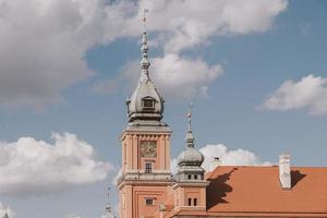 reale castello nel varsavia nel Polonia su un' estate caldo soleggiato giorno foto