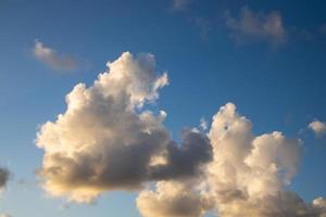 blu cielo sfondo con bianca nuvole su un' caldo estate giorno foto