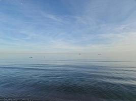 mare paesaggio pace e silenzioso su un' soleggiato caldo giorno foto