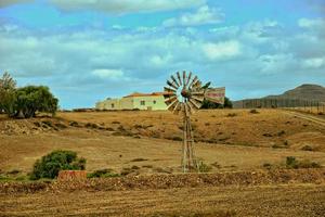 vuoto misterioso montagnoso paesaggio a partire dal il centro di il canarino isola spagnolo Fuerteventura con un' nuvoloso cielo foto