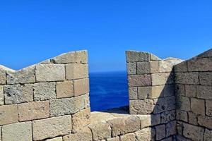 vecchio antico pietra rovine su un' caldo estate giorno su il greco isola di rodi nel lindos foto