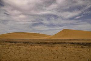 estate deserto paesaggio su un' caldo soleggiato giorno a partire dal maspalomas dune su il spagnolo isola di nonna canaria foto