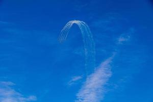 volo di cinque cessna aerei al di sopra di alicante Fumo spagnolo bandiera contro il blu cielo foto