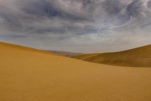 estate deserto paesaggio su un' caldo soleggiato giorno a partire dal maspalomas dune su il spagnolo isola di nonna canaria foto