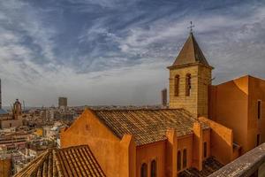 paesaggio di il città di alicante panorama a partire dal il punto di vista di il città e il porta su un' caldo soleggiato giorno foto