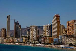 panorama Visualizza su un' soleggiato giorno su il città di benidorm Spagna foto