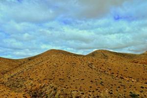 vuoto misterioso montagnoso paesaggio a partire dal il centro di il canarino isola spagnolo Fuerteventura con un' nuvoloso cielo foto