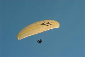 parapendio nel il blu senza nuvole cielo foto