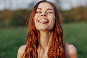 donna sorridente bellissimo con rosso capelli avvicinamento ritratto guardare a telecamera foto