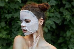 bellissimo donna viso maschera detiene mano vicino collo davanti Visualizza dermatologia foto