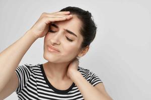 malato donna mal di testa doloroso sindrome disagio leggero sfondo foto