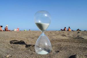 clessidra su il spiaggia foto