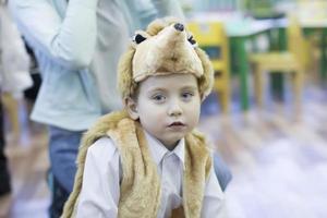 bambino nel un' fantasia vestire. ragazzo nel un' maschera di un' orso. foto