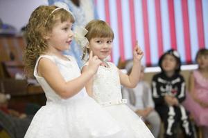 bambini a partire dal scuola materna siamo danza a il Natale vacanza. foto