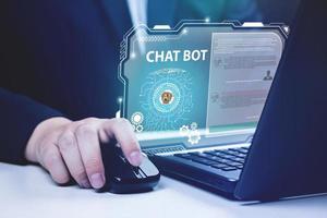 uomo Chiacchierare con inteligente chatbot su il computer portatile per trova attività commerciale informazione. foto