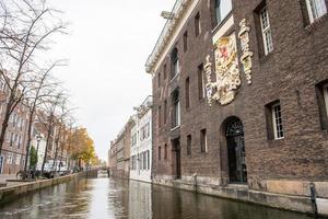 il Olanda, delft, ottobre 2022. Casa con cappotto di braccia, Hotel arsenale vicino il canale nel maiolica di delft foto