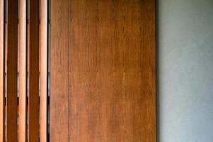 trama astratta e lo sfondo della porta scorrevole in legno e muro di cemento foto