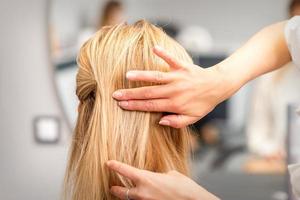 femmina parrucchiere messa in piega bionda capelli foto