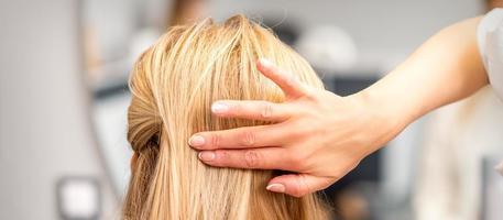 femmina parrucchiere messa in piega bionda capelli foto