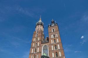 storico Chiesa nel il vecchio cittadina piazza nel Cracovia, Polonia su un' estate vacanza giorno foto