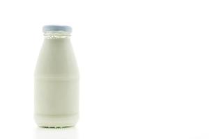 bottiglia di latte in vetro isolato su sfondo bianco foto