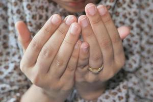 mani della donna che pregano