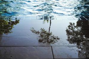 trama astratta e lo sfondo del bordo della piscina con la riflessione foto